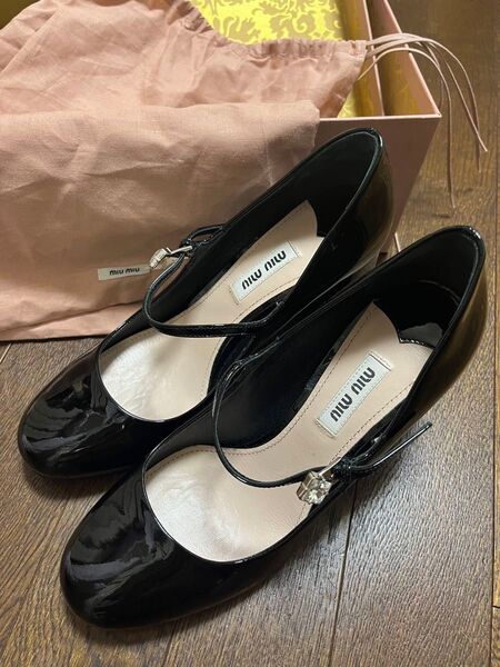 ●MIUMIU●ミュウミュウ エナメル パンプス メリージェーン ストラップ付 黒 ブラック