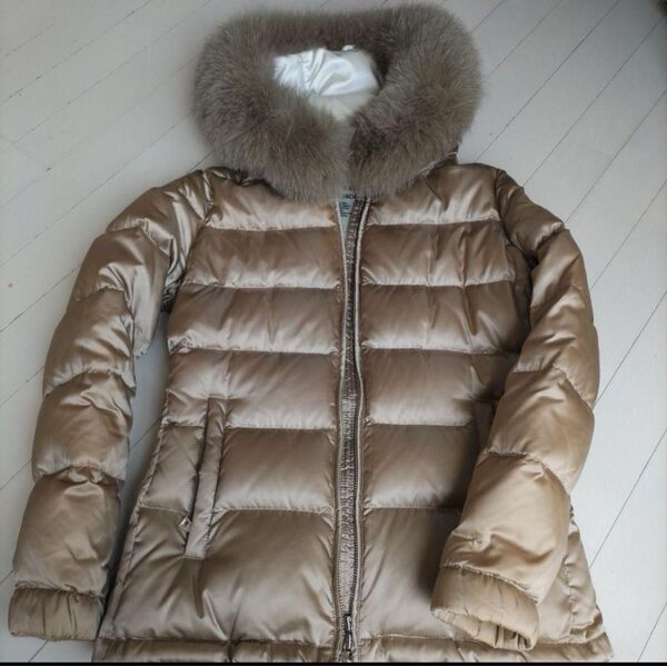 PRADAプラダダウンジャケットレディース リアルファーアウターゴールドベージュ MONCLER モンクレール3角ロゴ