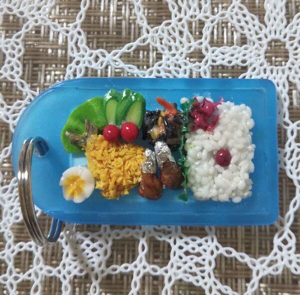1085 小ネームホルダーお弁当(あじフライ)ブループレート