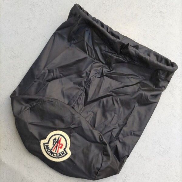 【新品非売品】モンクレール(MONCLER)ライトダウン収納袋 ポーチ マットネイビー ロゴワッペン リペア、リメイクなどにも