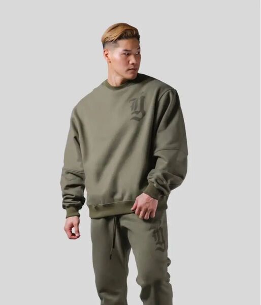 LYFT OLD ENGLISH EXTRA WIDE CREWNECK SWEAT - OLIVE