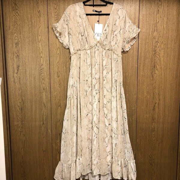 ★新品タグ 海外ZARA パイソン柄ロング前後デザイン違い フリルティアードラメ入りワンピース(S)