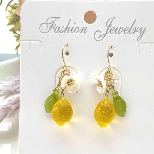 NO.184 再再販☆チェコビーズレモンとフラワーのピアス/イヤリング/レモン/フルーツ/花/サージカルステンレス/金具変更無料