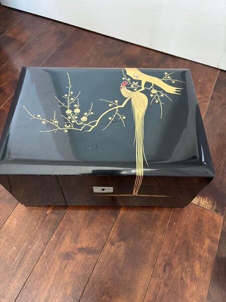 漆塗り 箱 金色の鳥と梅の枝が描かれた小物入れ☆宝石箱