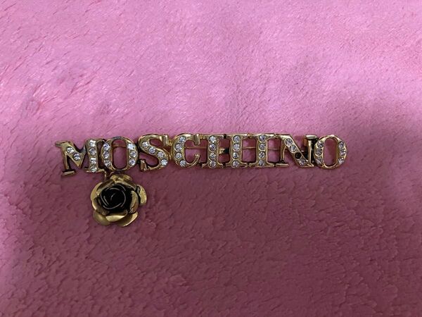 MOSCHINO ゴールド ブローチ ラインストーン ストラップ付き