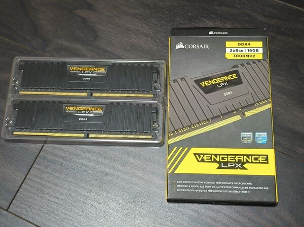 CORSAIR VENGEANCE CMK16GX4M2B3000C15 DDR4 PC4-24000 8GBx2 16GB
