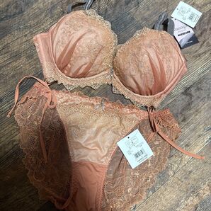 チュチュアンナ ブラジャーショーツセット グラマジック 脇すっきり 谷間キープ F65 M 新品タグ付き 定価以下