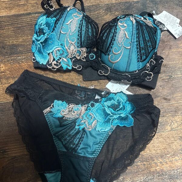 ワコール サルート 完売品 サルートプレステージ84G 女優シリーズオーラ ブラ&ショーツセット F65/M