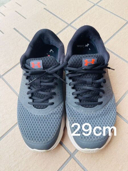 Under Armour micro G スニーカー