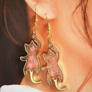 レジンにゃんこの桜の花びらを封入した蓄光ピアス ピアス フックピアス