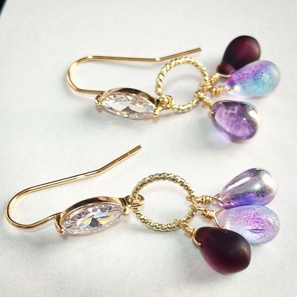 チェコビーズパープル系ドロップビーズのサークルピアス ハンドメイド ピアス アクセサリー プレゼントにも ゴールド 金具変更