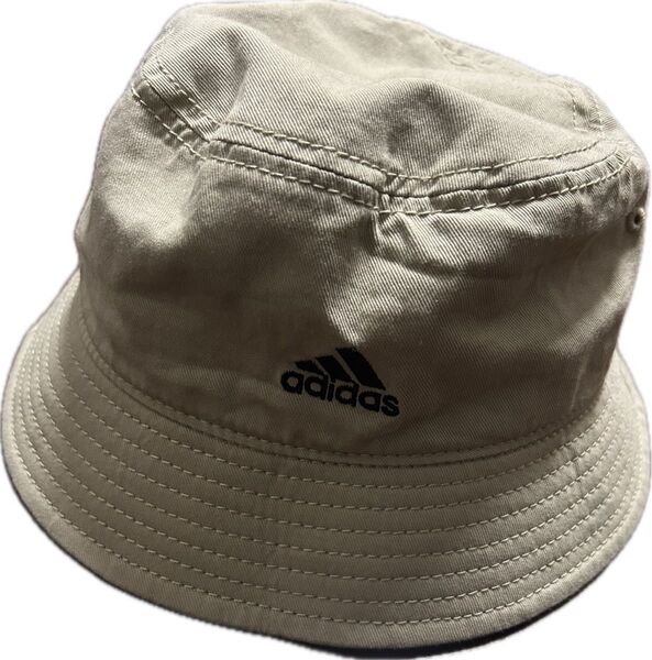 adidas バケットハット ベージュ
