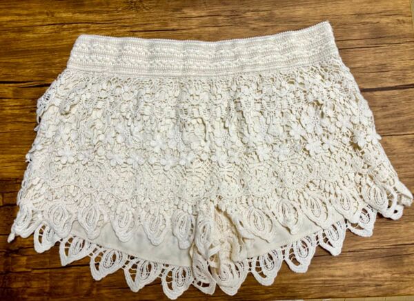 未使用品 ペチパンツ ショートパンツ アンダースコート ミニ丈 オフホワイト 総フリル レースペチコート