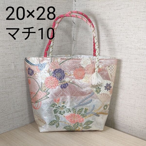 白、サーモンピンク色グラデーション地に色々な糸で尾長鳥 お花 扇子などの刺繍