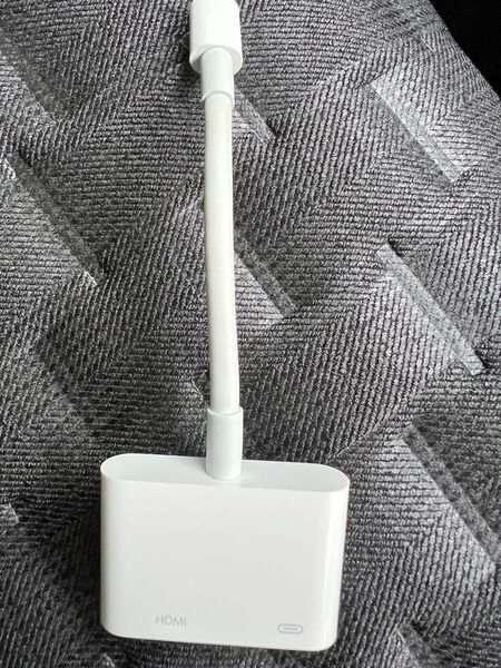 アップル純正品Lightning to Digital AVアダプター。