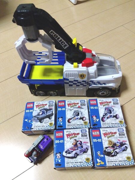 タカラ トミー トミカ ディズニーモータース ドライブセーバー ディズニー ギガクレーンポリスキャリー + ディズニーミニカー6種