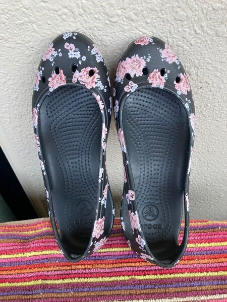 crocs 花柄パンプス カディサンダル