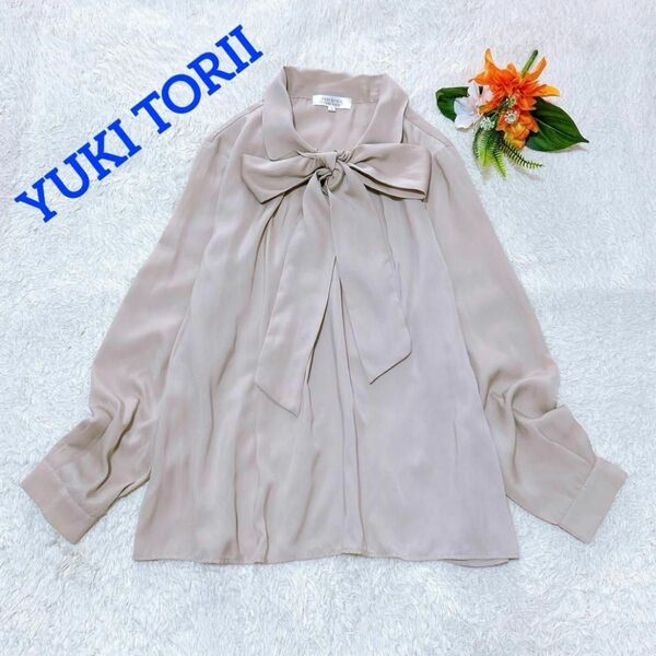 美品*パリシマ ユキトリイ YUKI TORII ビッグボウタイブラウス 金ボタン 光沢 とろみ 9 ベージュ