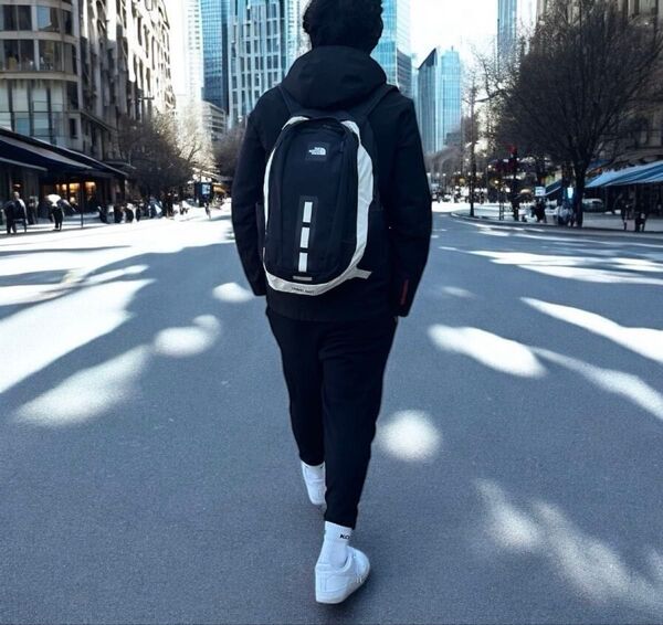 The North Face リフレクター付きバックパック ノースフェイス リュック 30L 取り外し可能ショルダーポーチ付き