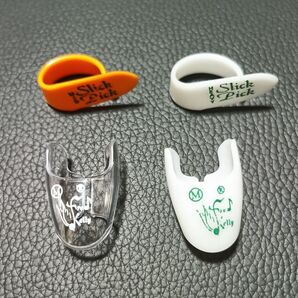 Fred Kellyのサムピックとフィンガーピックのカラフルな盛り合わせ