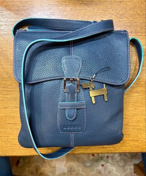 LOEWE サコッシュ ネイビーxピンクステッチ 上質ナッパーレザー 保存袋・ロエベチャーム付 ポール&ジョーマスクのオマケ付き