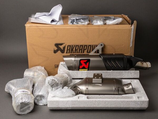 AKRAPOVIC YZF-R7 政府認証フルエキゾーストマフラー
