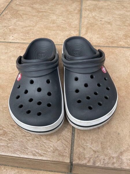 Crocs サンダル 黒 J5 23cm