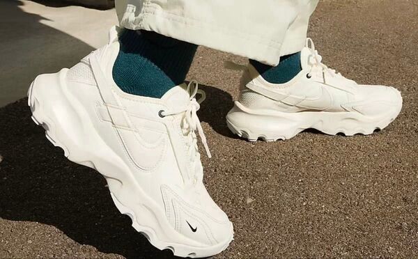 お値打ちです!人気モデル NIKE ナイキ TC7900 24センチ新品未使用