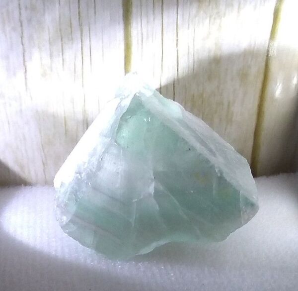 ●天然石 中国産フローライト 原石 置物 紫外線ライトで蛍光します 重さ約128.5g 原石 鉱物