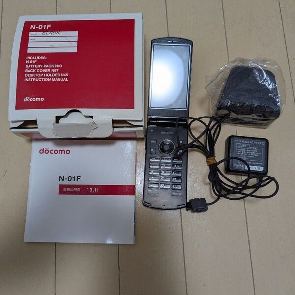 ドコモ N-01F ガラケー 充電器 箱 説明書付き
