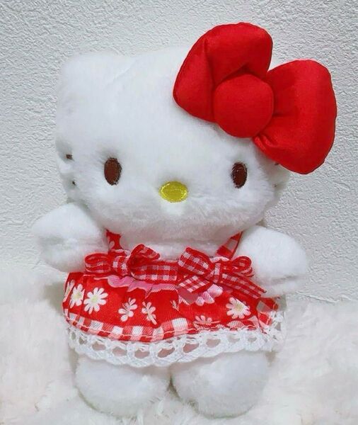 ハローキティ 赤チェック花のワンピース ぬいぐるみキーホルダー