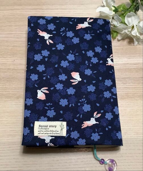 ブックカバー 文庫本サイズ しおり紐付き うさぎ柄 ハンドメイド