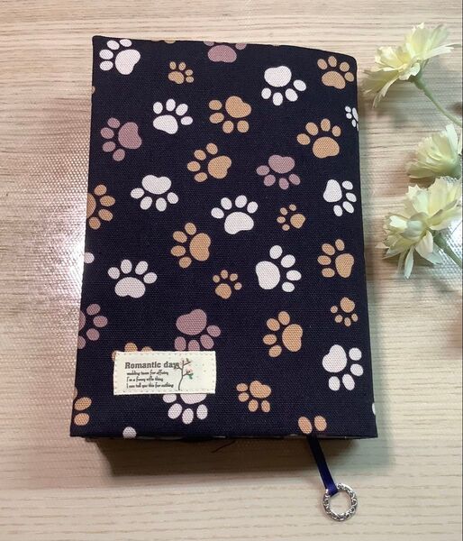 ブックカバー 文庫本サイズ ハンドメイド しおりリボン付き 肉球柄