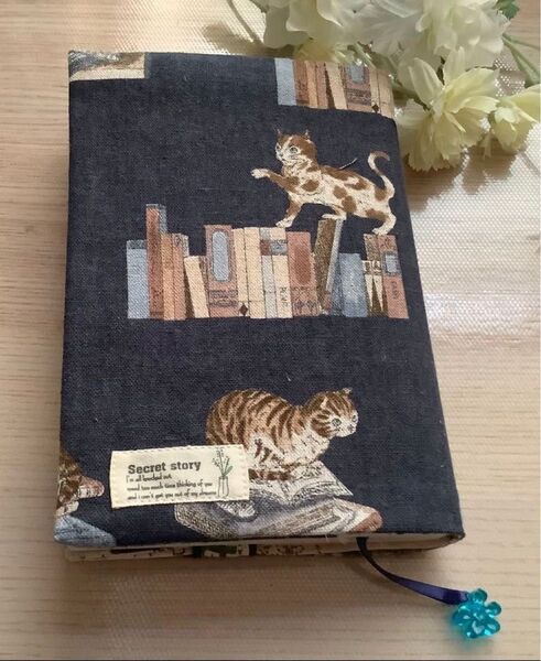ブックカバー 文庫本サイズ ハンドメイド しおりリボン付き 猫柄
