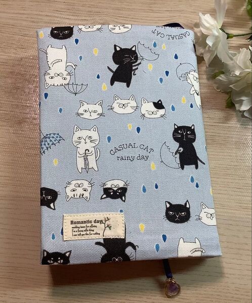 ブックカバー 文庫本サイズ ハンドメイド しおりリボン付き 猫柄 梅雨