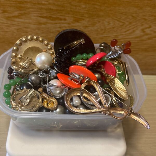 アクセサリー まとめ売り 大量 ビンテージ レトロ イヤリング ネックレス・ブローチなど・中古品・数点・女性用