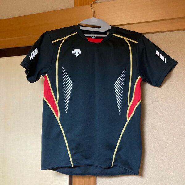 DESCENTE デサント 半袖Tシャツ ブラック×レッド×ゴールド O スポーツウェア