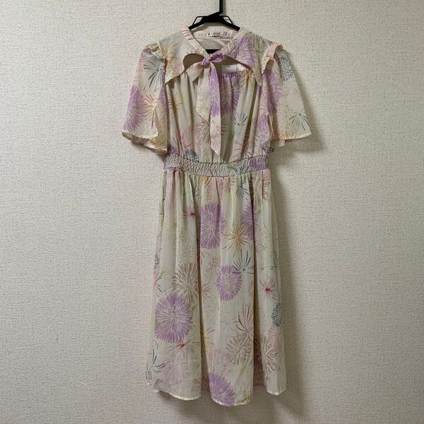 axes femme 花火柄ワンピース 新品タグ付き