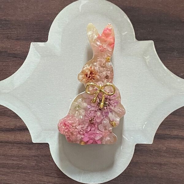振り向きうさぎ pink ハンドメイド レジン ヘアゴム ブローチ ポニーフック キーホルダー