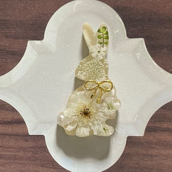 振り向きうさぎ white ハンドメイド レジン ヘアゴム ブローチ ポニーフック キーホルダー