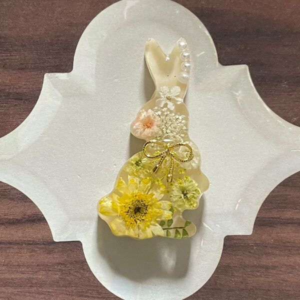 振り向きうさぎ yellow ハンドメイド レジン ヘアゴム ブローチ ポニーフック キーホルダー