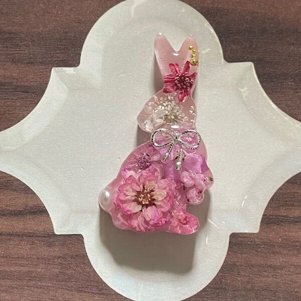 振り向きうさぎ purple ハンドメイド レジン ヘアゴム ブローチ ポニーフック キーホルダー