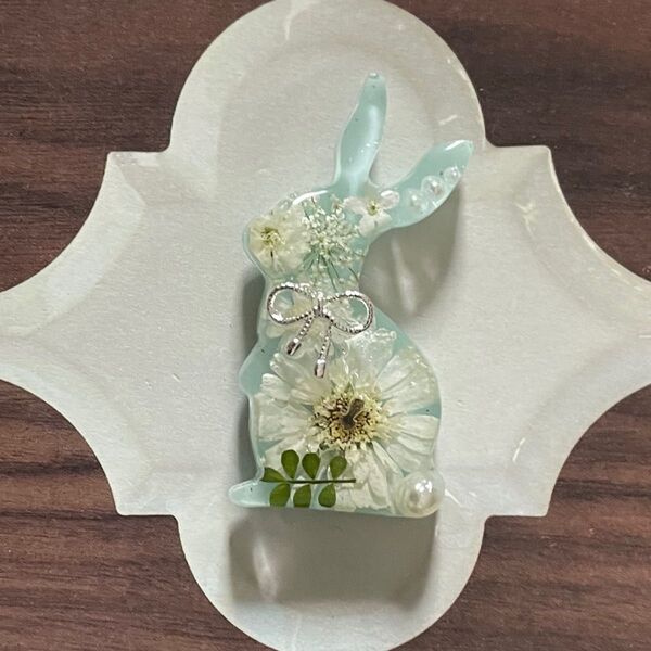 おすわりうさぎ 水色 ハンドメイド レジン ヘアゴム ブローチ ポニーフック キーホルダー