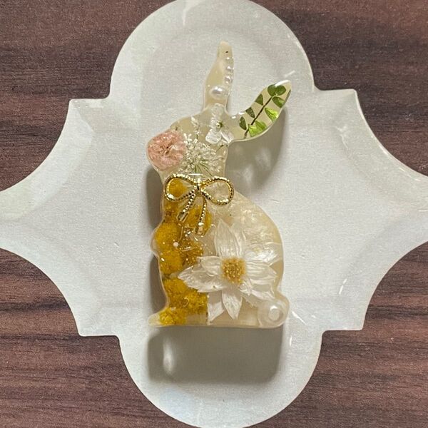 おすわりうさぎ 花かんざし ハンドメイド レジン ヘアゴム ブローチ ポニーフック キーホルダー