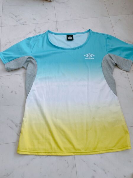 umbro アンブロ Tシャツ スポーツ グラデーション ブルー イエロー Mサイズ