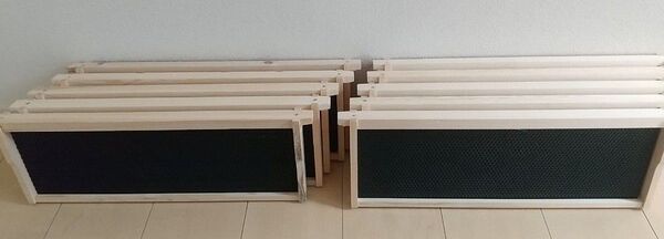 養蜂器具 蜜蜂飼育巣基礎プラスチック、枠は木材です。完成品 10セット、ハーフサイズ