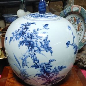 骨董品 年代物 呉須染付.上手の絵(亭) 蓋付壺 高さ22cm蓋まで27cm幅22cm ニュウ欠け無し完品 骨董品
