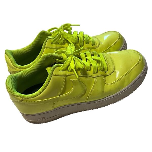 NIKE AIR FORCE 1 LV8 蛍光イエロー ボルト