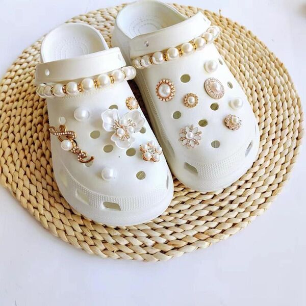 クロックス crocs ジビッツ デコ 韓国 y2k パンク シルバ チェーン 真珠 パール 花