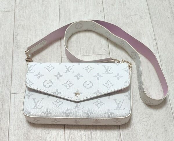 ショルダーバック 白×ピンク 斜め掛け コンパクト